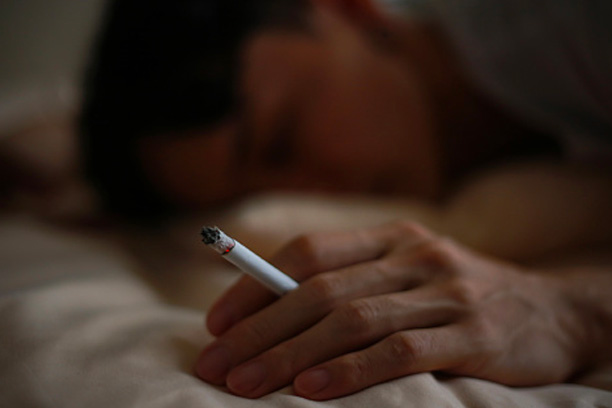 smoking cigarettes causes snoring